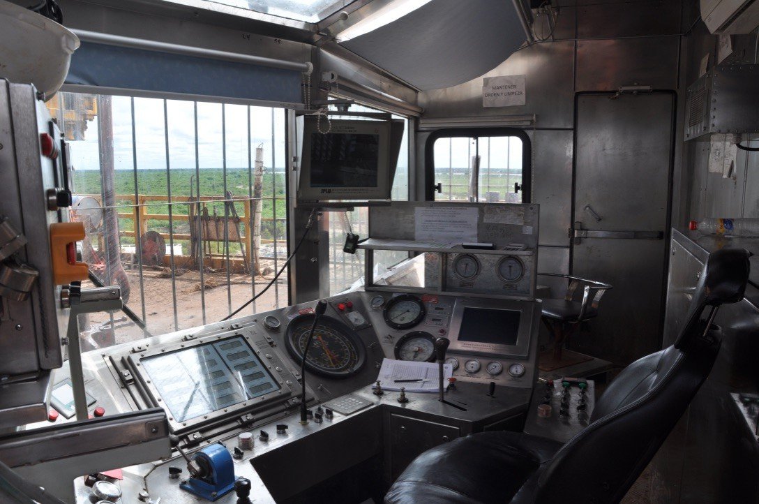 Interior de la cabina del sondeador del ZJ70D, con la butaca de mando, los joysticks y los instrumentos de registro