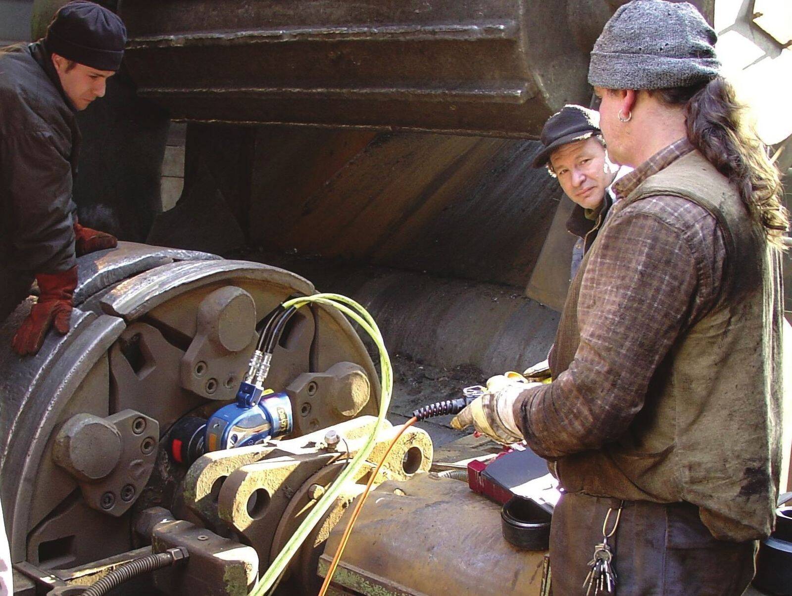 Técnicos de M&P trabajando en equipo durante el torqueado de una boca de pozo