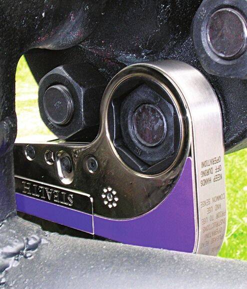 Llave STEALTH ajustando bulón en zona de acceso restringido