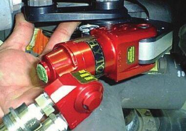 Llave XLCT® trabajando debajo de equipo mecánico en espacio confinado