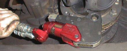 Llave XLCT® ajustando bulonería junto a componente rotativo de maquinaria