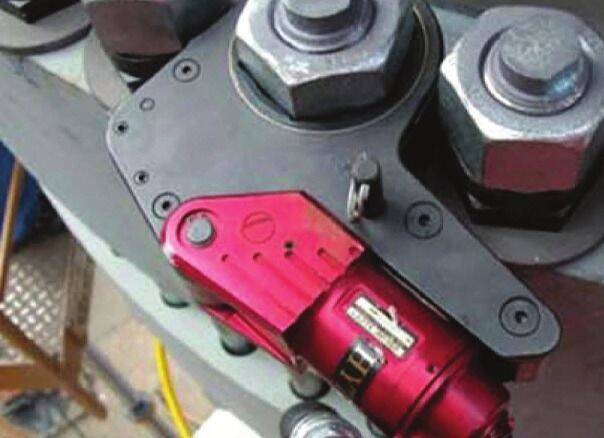 Llave XLCT® posicionada entre bulones de gran diámetro en estructura industrial
