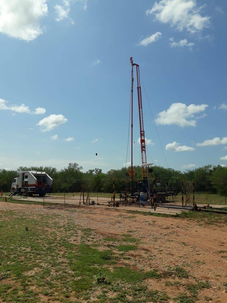 Mástil de Slickline operando junto a la unidad móvil en pozo