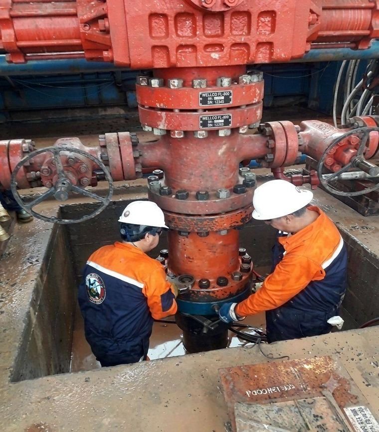 Dos técnicos de M&P ajustando una unión bridada en boca de pozo