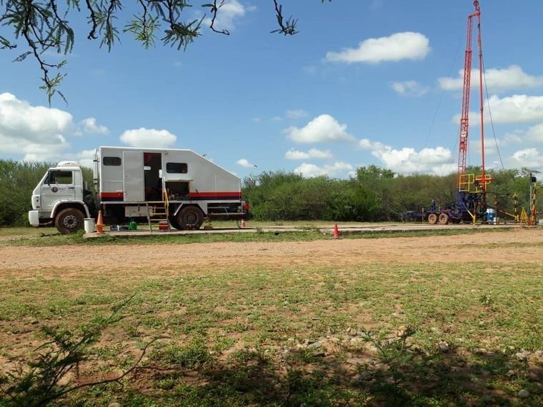 Unidad de slickline de M&P en una locación del monte salteño