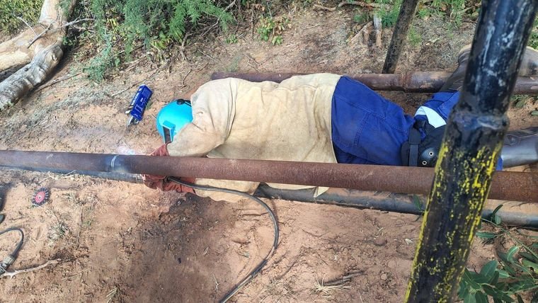 Soldador de M&P soldando cañería en el monte