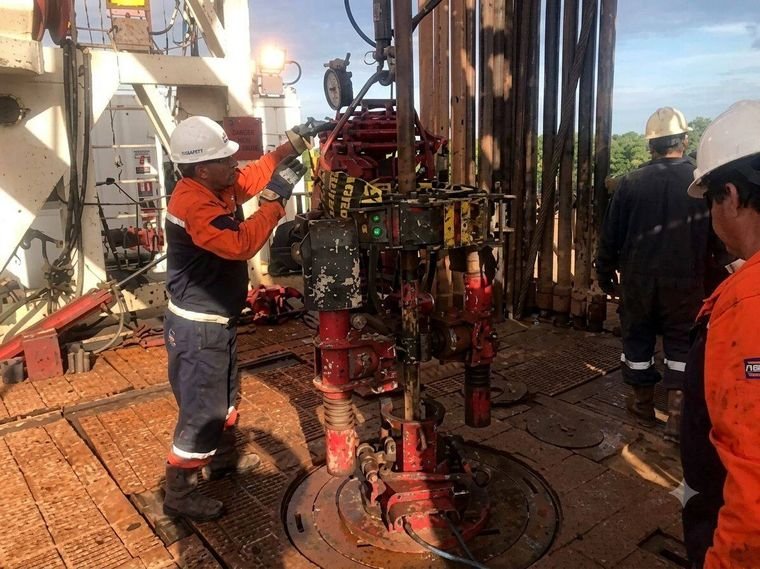 Cuadrilla de M&P operando el equipo de corrida de cañería sobre la mesa de trabajo